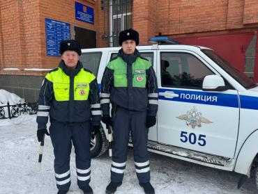 Фото Снежный плен: в Копейске сотрудники ГАИ вытянули застрявшую «Ладу»