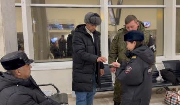 Фото В аэропорту Челябинска прошёл рейд по выявлению нарушителей миграционного законодательства