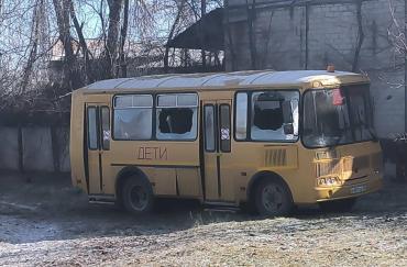 Фото Киевский режим атаковал школу: Они видели, что бьют по автобусам с надписью «ДЕТИ»