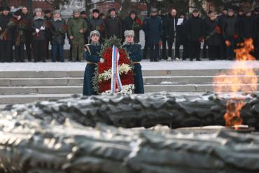 Фото Память поколений и верность долгу: в Челябинске почтили героев Отечества