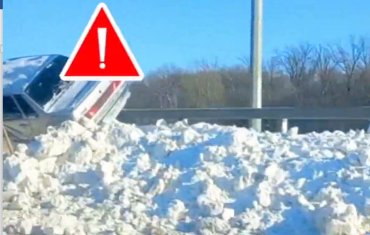 Фото Водитель на трассе не справился с управлением и автомобиль повис на отбойнике над оврагом