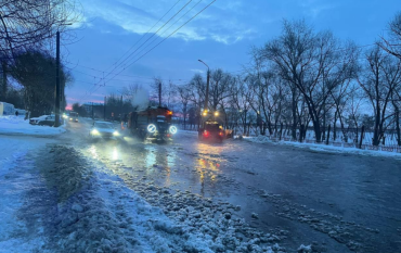 Фото В Челябинске из-за прорыва воды на улице Новороссийская закрыли популярный у автомобилистов участок