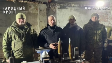 Фото Команда ОНФ и бойцы поздравляют с Днем защитника Отечества прямо с передовой