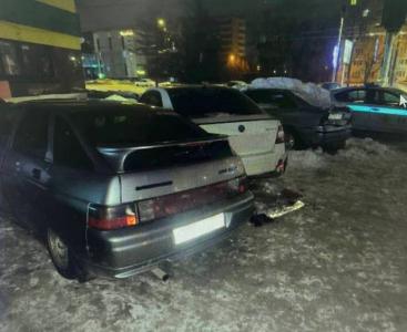 Фото В Челябинске водитель «Мазды» протаранил три припаркованных авто и скрылся