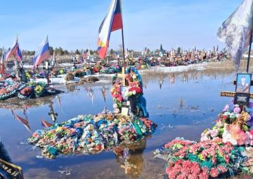 Фото В Троицке затопило могилы участников СВО на Аллее Славы