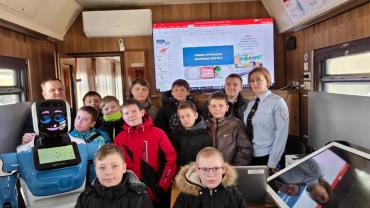 Фото Школьники Троицка познакомились с правилами безопасности на железной дороге в «Поезде знаний»