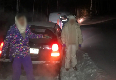Фото На дороге от Карабаша до скал «Чёртовы ворота» две женщины попали в «снежный плен»