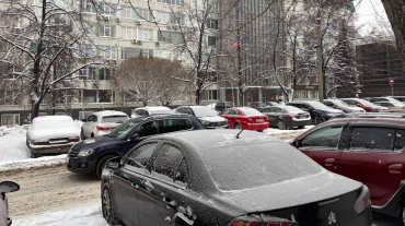 Фото Челябинцев продолжают штрафовать за парковку на газонах