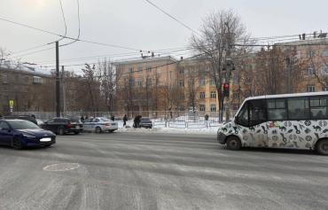 Фото На Новороссийской водитель ВАЗа протаранил металлическое ограждение