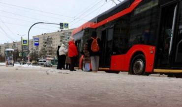 Фото В Челябинске возбудили уголовное дело после травмирования женщины на остановке