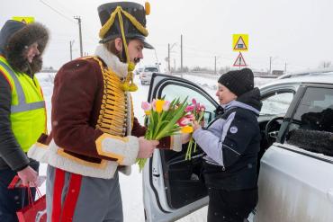 Фото Бравые гусары поздравили автоледи на переезде ЮУЖД и напомнили о безопасности 