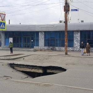 Фото Названа причина провала асфальта на перекрестке Свободы и Тимирязева в Челябинске