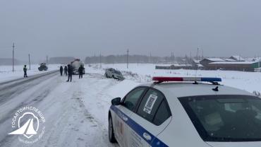 Фото На трассе под Южноуральском сотрудники ДПС вытащили из кювета застрявший Renault Duster