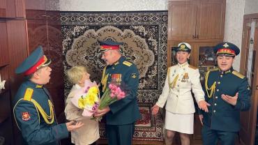 Фото «Смуглянка» для героини: артисты ЦВО дали концерт прямо в квартире ветерана