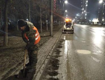 Фото На улицы Челябинска для уборки вышли более полутысячи рабочих