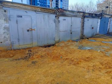 Фото В Челябинске в гаражах над тоннелем метротрама случился провал, его уже устранили