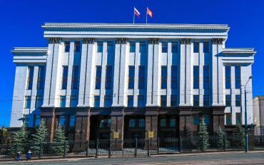 Фото Идет проверка: на фотосессии в школе Челябинской области дети встали на колени под дулом автомата
