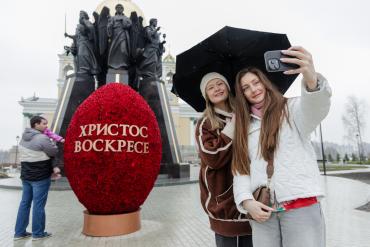 Фото Цветочные пасхальные яйца стали центром притяжения у главного собора Челябинска