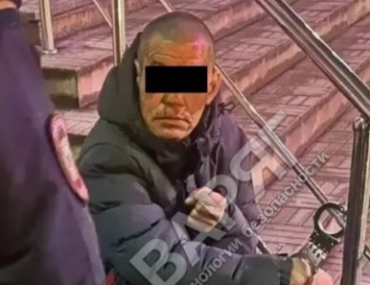 Фото В Челябинске на улице Мамина неадекватный мужчина бросался на людей с ножом