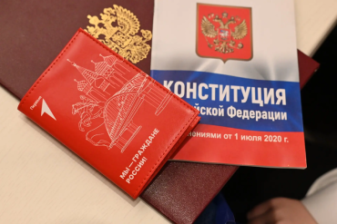 Фото В Челябинской гордуме юным челябинцам вручили паспорта
