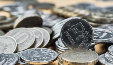Фото Рубль вышел из целевого диапазона: Минфин готовится к покупке валюты