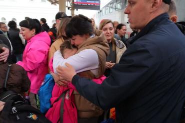 Фото Пассажиры сошедшего с рельс поезда «Москва – Челябинск» доставлены до своих станций (видео и фото встреч)