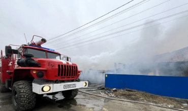 Фото В деревне Бухарино пожарные боролись с возгоранием на площади 200 квадратных метров