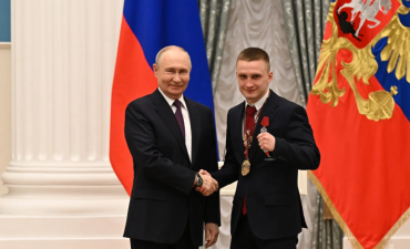 Фото Владимир Путин наградил челябинского боксёра Всеволода Шумкова