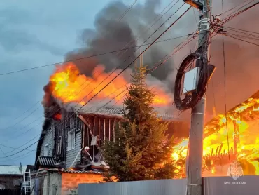 Фото В Златоусте вспыхнул частный дом, пламя перекинулось на соседнее строение