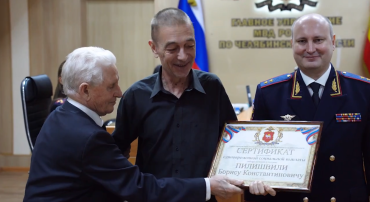 Фото Генерал Космачёв вручил полицейским Южного Урала сертификаты на улучшение жилищных условий