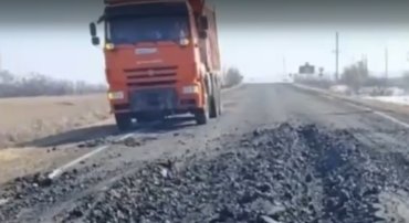 Фото Большегрузы продолжают разрушать дороги в Челябинской области, игнорируя запреты