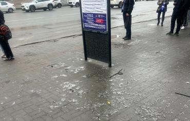 Фото На остановке в центре Челябинска уже неделю не убирают битое стекло