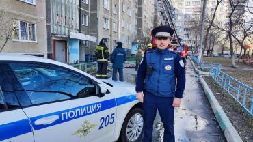 Фото В Челябинске инспектор ДПС вывел подростка и питомцев из горящей квартиры на Чичерина