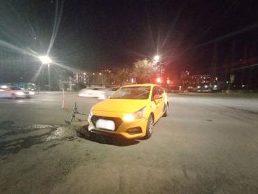 Фото В Челябинске иномарка при повороте налево сбила мужчину на электросамокате