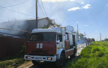 Фото В хуторе Миасский горит деревянный дом