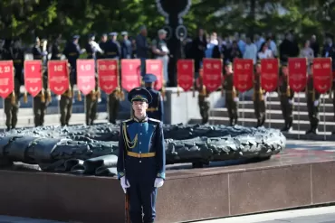 Фото Челябинск почтил память героев Великой Отечественной войны у Вечного огня