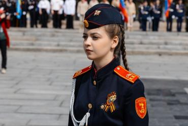 Фото Почётный караул заступил на пост у «Вечного огня» Челябинска