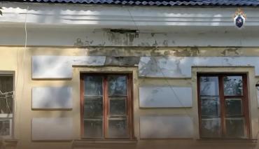 Фото В Челябинске возбуждено уголовное дело после падения фрагмента фасада на коляску с малышом 