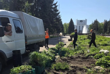 Фото В Челябинске в сквере на площади Революции обновляют цветники