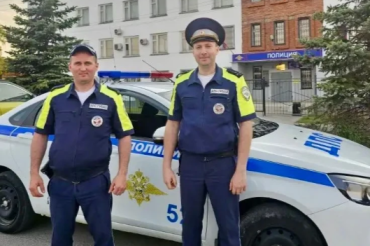 Фото В Каслинском районе инспекторы ДПС вызволили из запертой квартиры женщину с детьми
