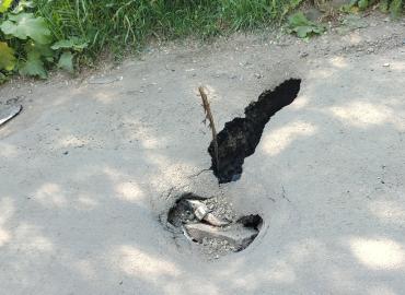 Фото В Челябинске провалился асфальт на Цинковой 