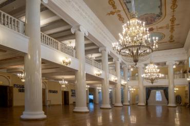 Фото В Челябинском театре оперы и балета отремонтировали колонны в фойе второго и третьего этажей