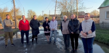 Фото Копейчане с улицы Международной устали жить в воде и требуют ремонта дороги