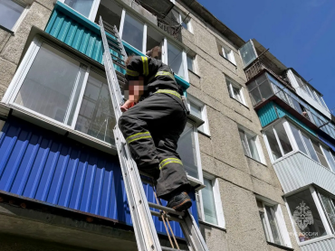 Фото В Кыштыме при пожаре в многоквартирном доме спасли трёх человек