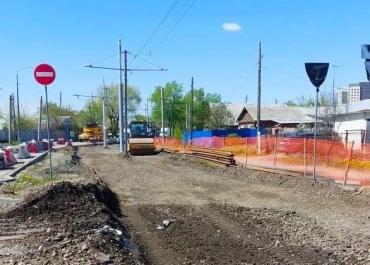 Фото В Челябинске на улице Дзержинского демонтировали старые рельсы