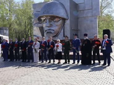 Фото В честь 81-й годовщины Победы прокуроры Тракторозаводского района возложили цветы к мемориалу