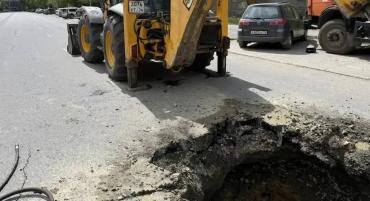 Фото В Челябинске рядом с миндортрансом провалился асфальт, движение ограничено
