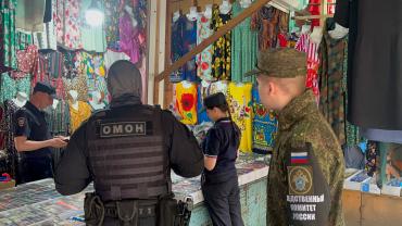 Фото В кафе «Золотая долина» и на китайский рынок Челябинска пришли военные следователи (ВИДЕО)