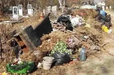 Фото В Копейске на кладбище обнаружили свалку 
