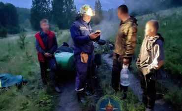 Фото Спасатели вывели из леса под Миассом заблудившегося мотоциклиста с детьми